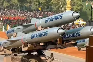 भारत अब 800 किमी रेंज वाली ब्रह्मोस मिसाइल खरीदेगी, लंबी दूरी की मिसाइलों की अहमियत क्यों बढ़ रही है?