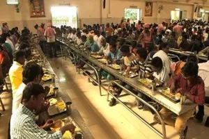 भारत में गैस की किल्लत, लेकिन शिर्डी में बिना परेशानी 40 हजार भक्तों के लिए हर रोज बन रहा है भोजन, आखिर कैसे?