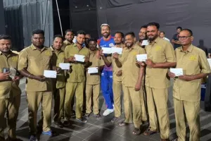  दरियादिली: हार्दिक ने वानखेड़े स्टेडियम के ग्राउंड स्टाफ को 10-10 लाख रुपये के चेक दिए