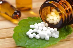 होम्योपैथी: सफेद गोलियां वास्तव में कैसे असर करती हैं, विज्ञान क्या कहता है?