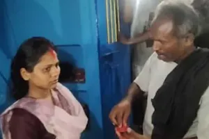 कटिहार: 60 साल के बुजुर्ग पर आया 22 साल की लड़की का दिल; ग्रामीणों ने मंदिर में कराई शादी