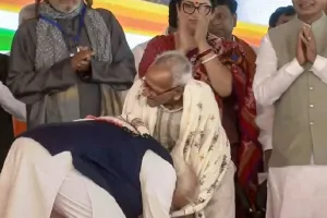 पश्चिम बंगाल: मंच पर अचानक किसके पैर छूने लगे प्रधानमंत्री? आखिर कौन हैं माखनलाल; जिन्हें नमन करने के लिए मोदी खुद को रोक नहीं पाए