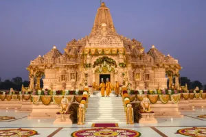 अयोध्या: रामलला का मुकुट गायब, जमीन पर सवाल, अब चढ़ावा चोरी... 2 साल में राम मंदिर के 4 बड़े विवाद