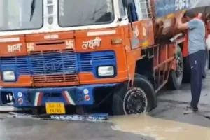 बारिश ने फिर प्रशासन की पोल खोल दी, सूरत के डिंडोली में सड़क धंस गई, द्वारका में हाई अलर्ट