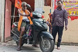 भोले की भक्ति से बीमारी भी हारी! 80 साल के परशुराम ऑक्सीजन सिलिंडर के सहारे स्कूटी से निकले कांवड़ यात्रा पर