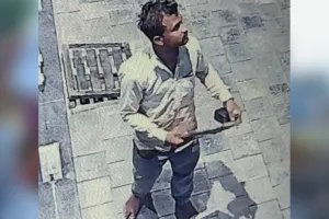 वाराणसी में ऑफिस में घुसा चोर, कॉफी पी, नाचा, नहाया फिर 4.71 लाख की बाइक लेकर रफूचक्कर हुआ
