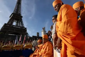 स्वामिनारायण संस्था BAPS से जुड़े लोगों की यात्रा से पहले पेरिस में महिलाओं को गायब होने का फरमान दिए जाने पर विवाद, एफिल टावर कर्मचारियों की हड़ताल