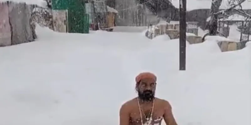ऐसी तपस्या आपने कभी नहीं देखी होगी, बद्रीनाथ में माइनस 15 डिग्री में बर्फ के बीच 15 साधक योग और ध्यान में लीन हैं; मकसद- लोक कल्याण