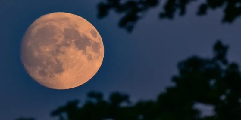 साल का पहला चंद्रग्रहण आज, मंदिरों के कपाट बंद, सूतक की वजह से गुजरात में होली कल खेली जाएगी