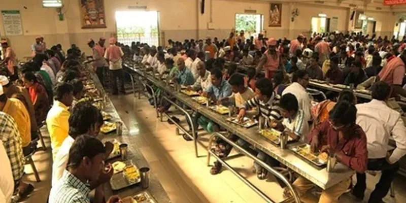 भारत में गैस की किल्लत, लेकिन शिर्डी में बिना परेशानी 40 हजार भक्तों के लिए हर रोज बन रहा है भोजन, आखिर कैसे?