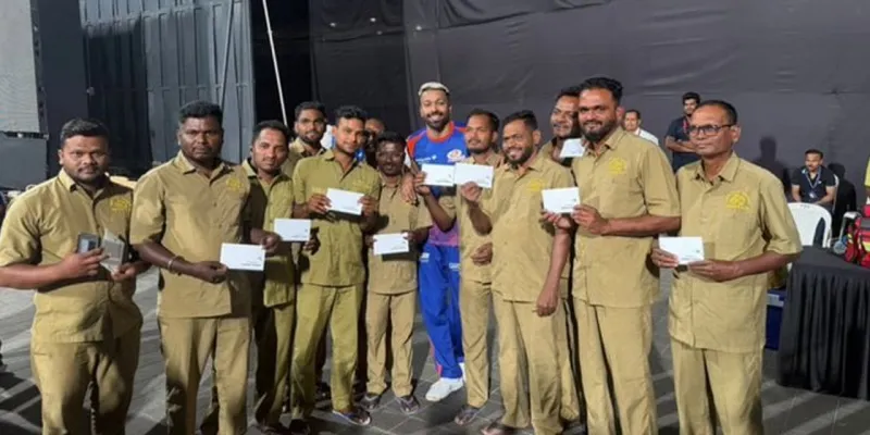  दरियादिली: हार्दिक ने वानखेड़े स्टेडियम के ग्राउंड स्टाफ को 10-10 लाख रुपये के चेक दिए