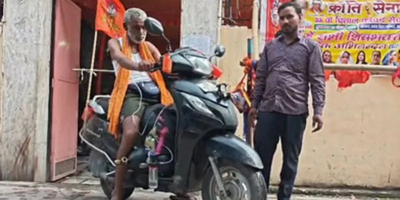 भोले की भक्ति से बीमारी भी हारी! 80 साल के परशुराम ऑक्सीजन सिलिंडर के सहारे स्कूटी से निकले कांवड़ यात्रा पर