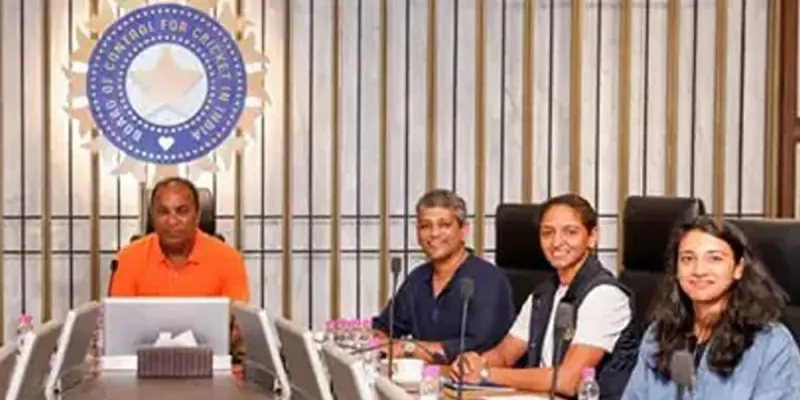 स्मृति मंधाना और हरमनप्रीत कौर दोनों ने एक-दूसरे की ओर देखा भी नहीं! ड्रेसिंग रूम में माहौल खराब